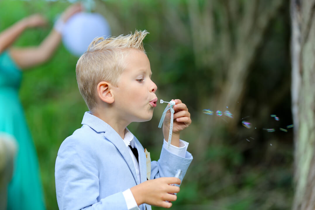 Real Wedding Mint en Goudtint Bruidsjongen met bellenblaas